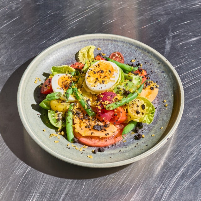 Salade nicoise met bottarga en zwarte olijven crumble